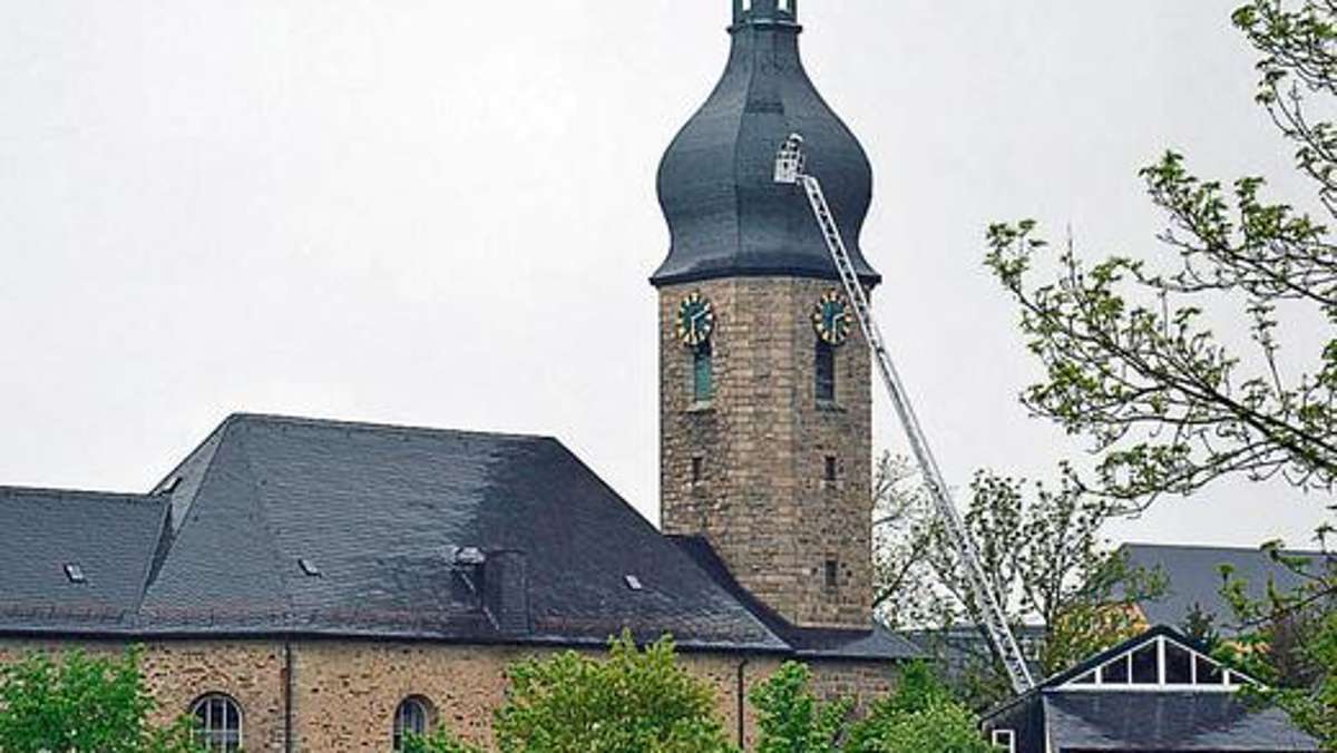 Naila: Blitz schlägt in Kirchturm ein
