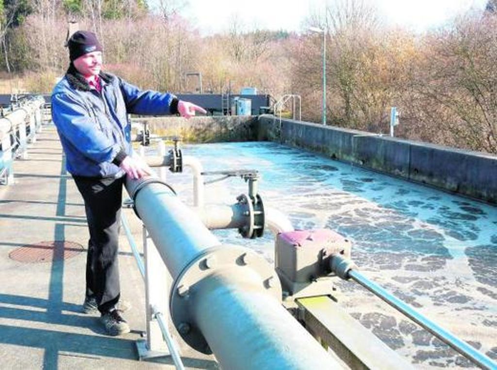 Stefan Pscherer prüft das Belebungsbecken. Hier wird dem vorgeklärtem Abwasser Sauerstoff zugeführt. 	Foto: Bäumler Quelle: Unbekannt