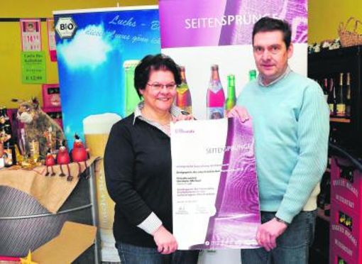 Beate und Hermann Michael sind stolz darauf, dass ihre Brauerei in Weißenstadt als erste und einzige Brauerei mit dem Designpreis des oberfränkischen Handwerks ausgezeichnet wurde. Foto:  