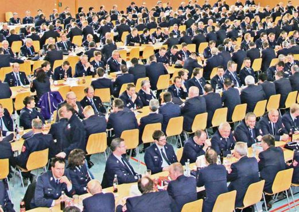 Mehr als 300 Führungskräfte aus den 155 Freiwilligen Feuerwehren des Landkreises Hof haben sich in der Saaletalhalle in Oberkotzau zur Frühjahrs-Kommandantenversammlung getroffen. Foto: Engel