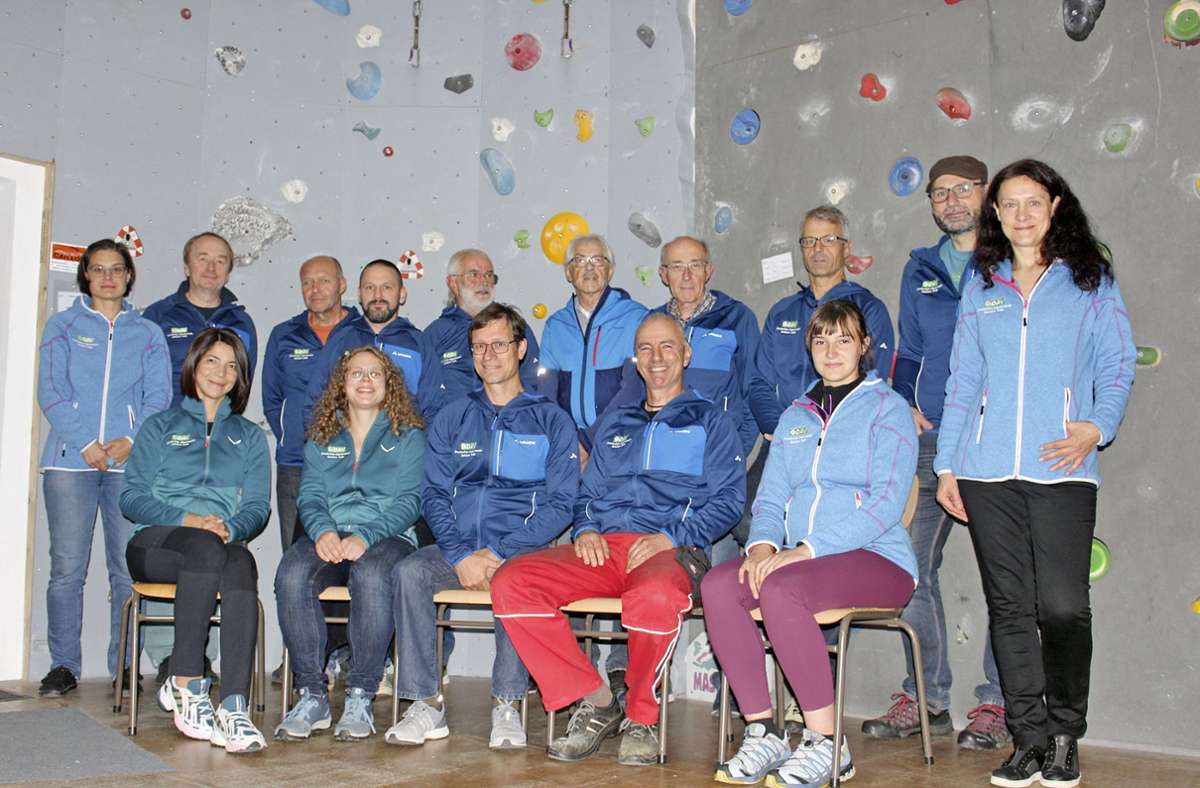 Das Team der Übungsleiter und Trainer freut sich über regen Kletterbetrieb in der Anlage auf der ehemaligen Bühne der Jahnturnhalle. Foto: /Wolfgang Neidhardt