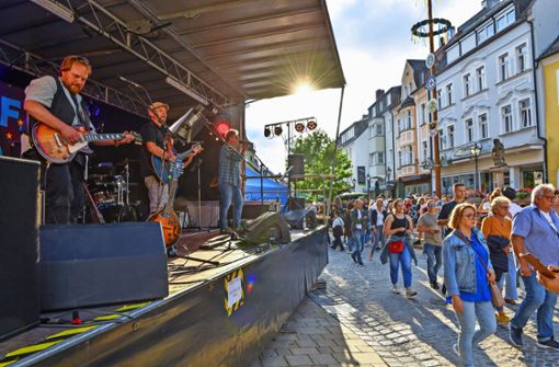 Im vergangenen Jahr war eine Menge los beim Marktredwitzer Altstadtfest – um 0 Uhr war Schluss. 2023 ist die Sperrstunde auf 1 Uhr verlegt worden. Foto: Florian Miedl