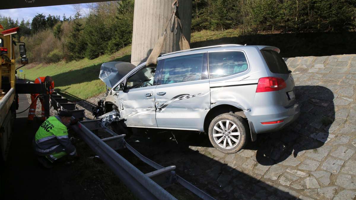 Selb: Autofahrer auf Abwegen: Wagen kracht gegen Brückenpfeiler