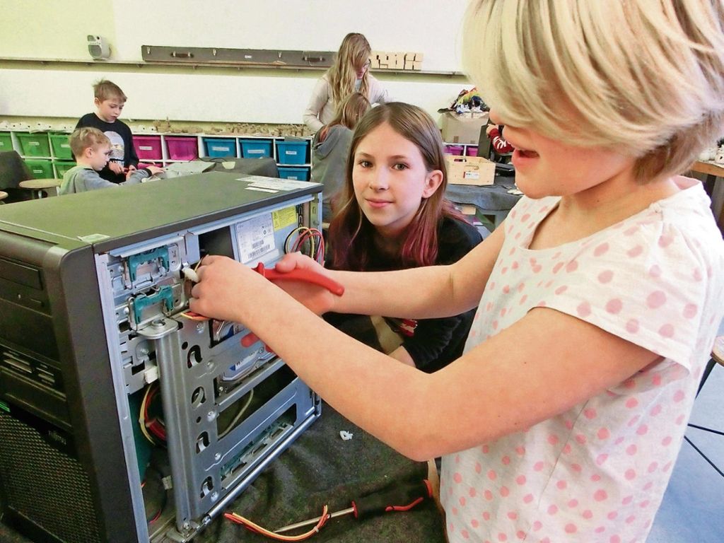 Beim Zerlegen der Elektrogeräte mussten die Kinder genau darauf achten, die unterschiedlichen Wertstoffe zu trennen.