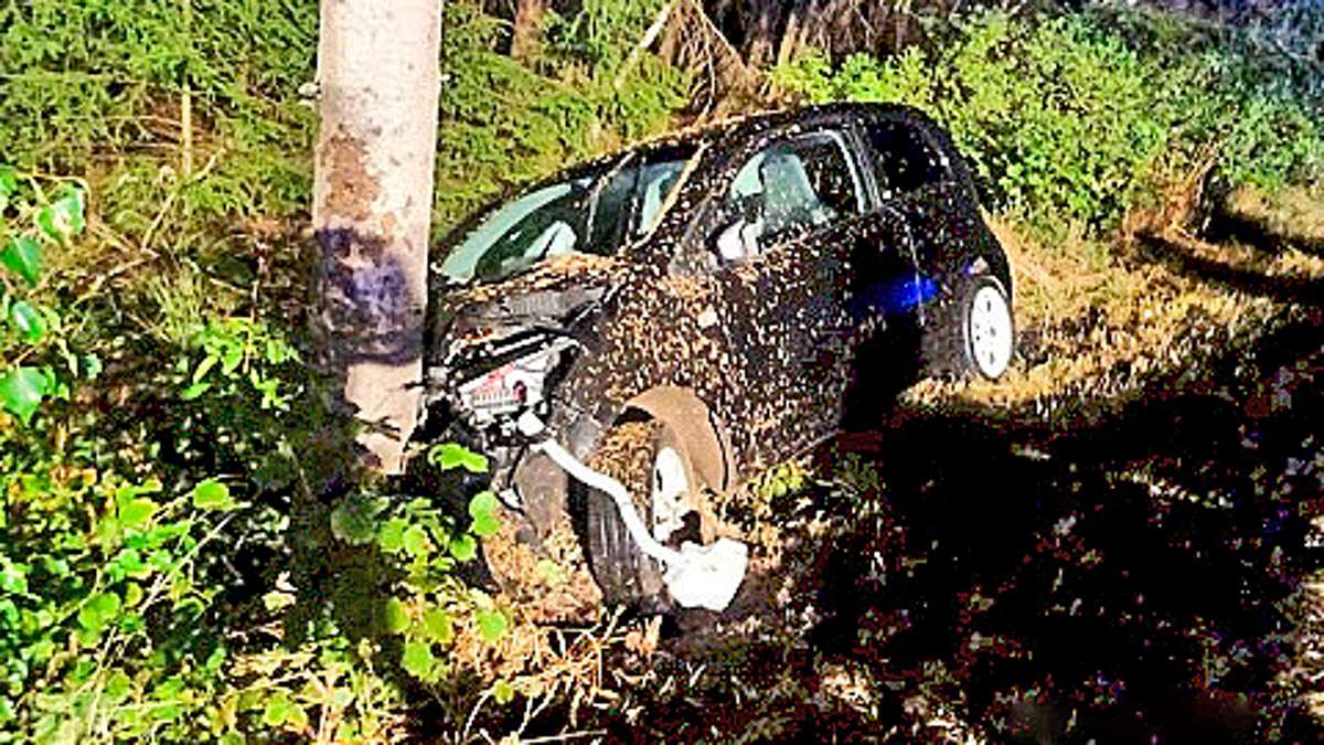 Naila: Auto rammt Baum: 46-Jährige landet in Klinik