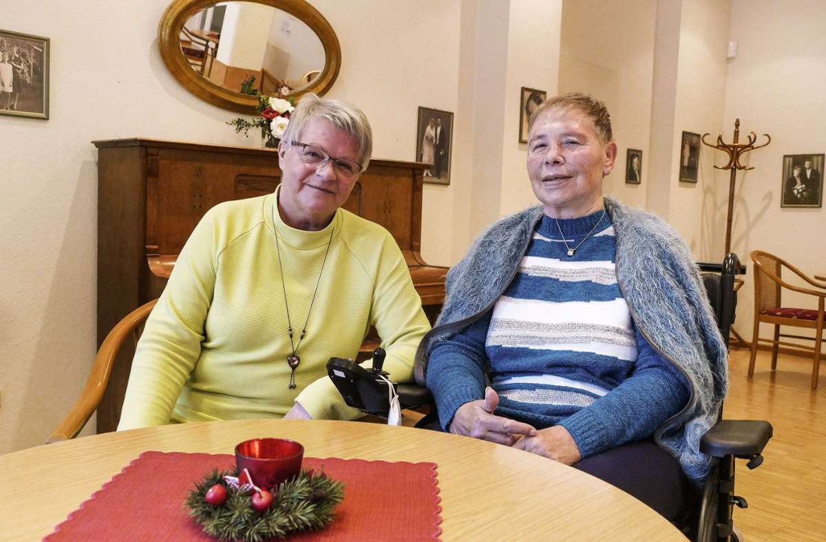 Seit 2017 wohnt Erika Keil (rechts) aus Naila im Alten- und Pflegeheim Walter-Hümmer-Haus. Man kennt sich, und sie  findet es traurig, dass Ella Bulin (links) geht –  „es ist schade, aber Sie haben es sich verdient“. Foto: /Hüttner