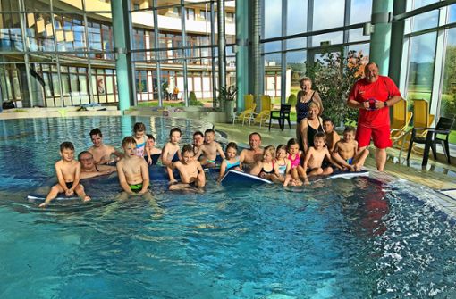 Diese Kinder können mittlerweile schwimmen – dank den Ausbildern der DLRG Weißenstadt. Foto: /pr.