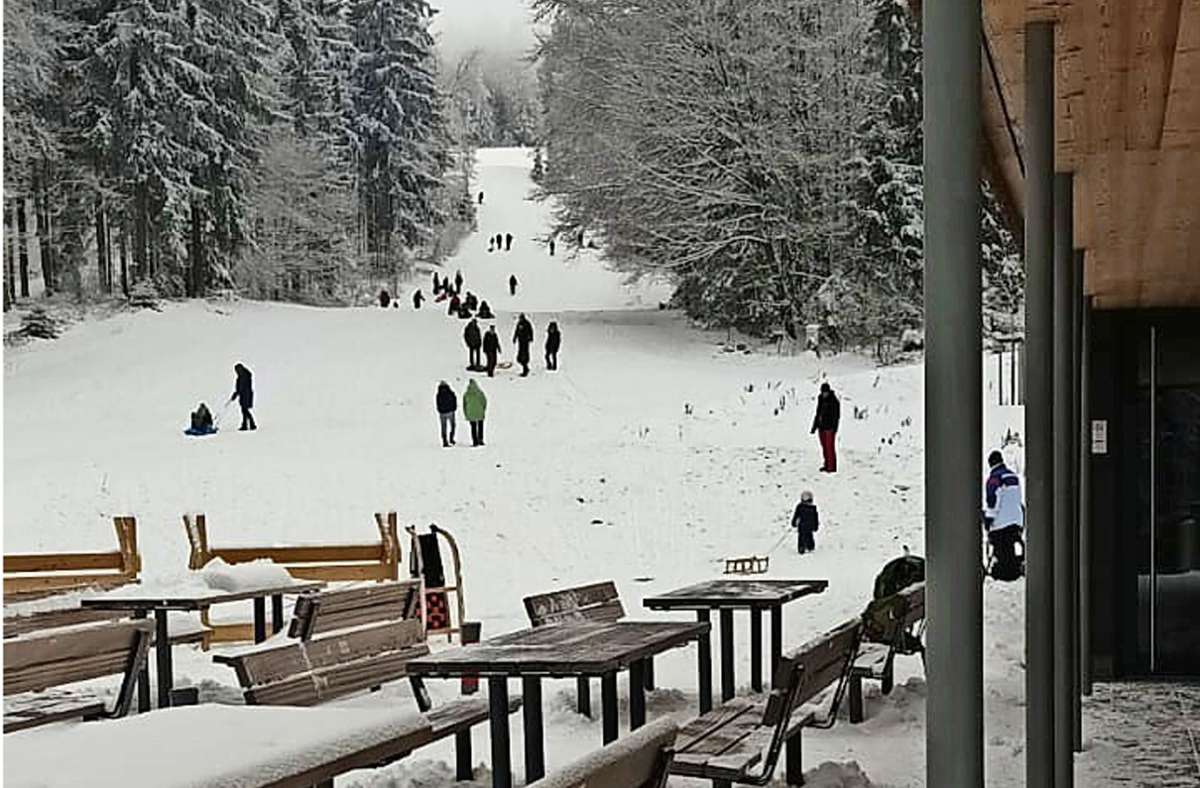 Sonntagnachmittag am Kornberg: genug Schnee zum Schlittenfahren. Foto: /privat