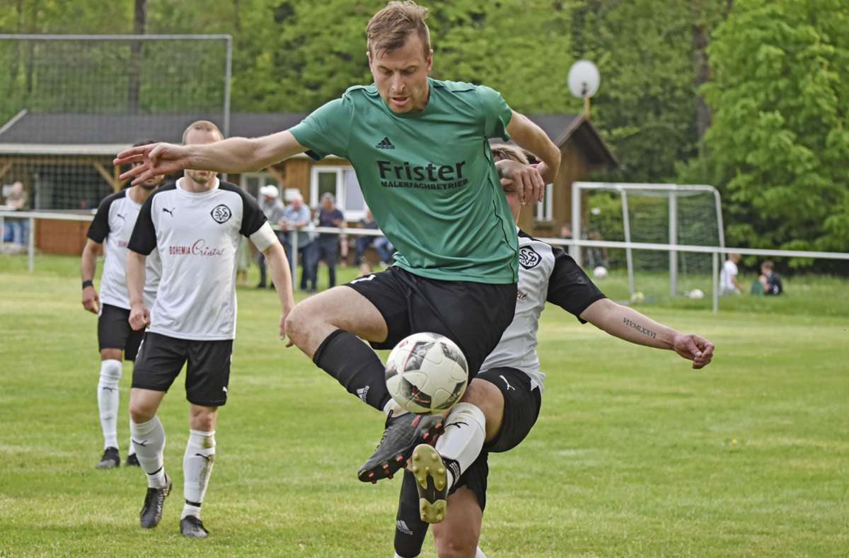 Dominic Kraus (vorn)  kann mit dem  FC Waldstein nach dem Heimsieg gegen Selb 13 noch die Relegation erreichen.