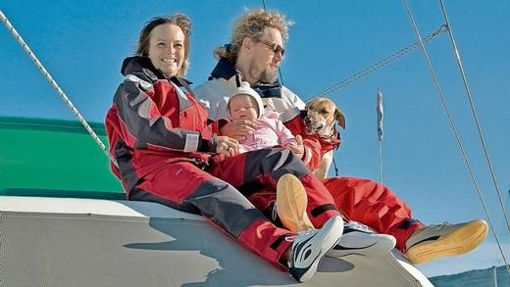 Mario Goldstein mit Yvonne, Töchterchen Yoko und Hund Vicky auf dem Schiff "Good Life". Quelle: Unbekannt
