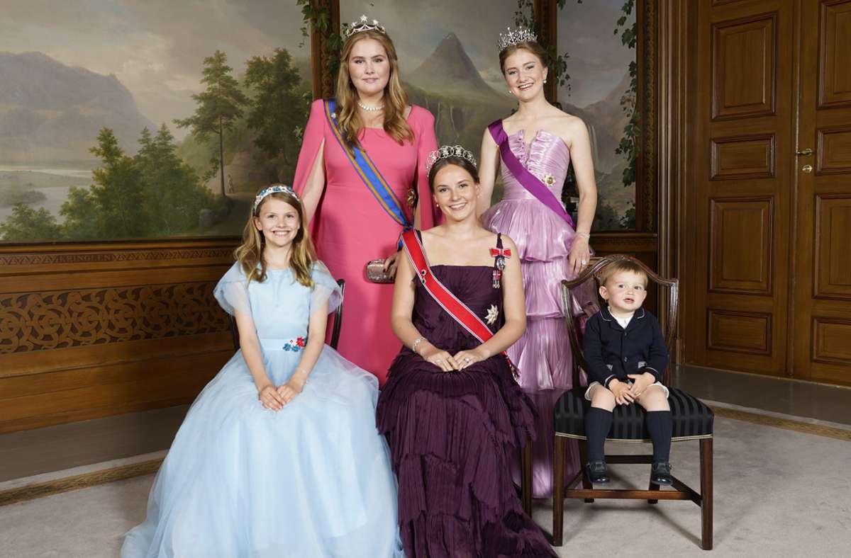 Künftige Königinnen – und ein Großherzog (im Uhrzeigersinn von links oben): Amalia der Niederlande, Elisabeth von Belgien, Charles von Luxemburg, Ingrid Alexandra von Norwegen und Estelle von Schweden.