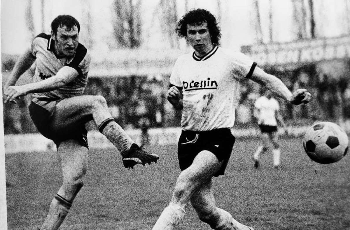 Hans Feulner (links) zieht im Derby der 2. Bundesliga gegen die SpVgg Bayreuth auf der Grünen Au im Jahr 1978 mit voller Wucht ab und trifft zum 2:0 für die Hofer Bayern (Endstand 2:1). Gästelibero Rudolf Hannakampf kann nicht mehr entscheidend stören. Foto: /Ernst Sammer