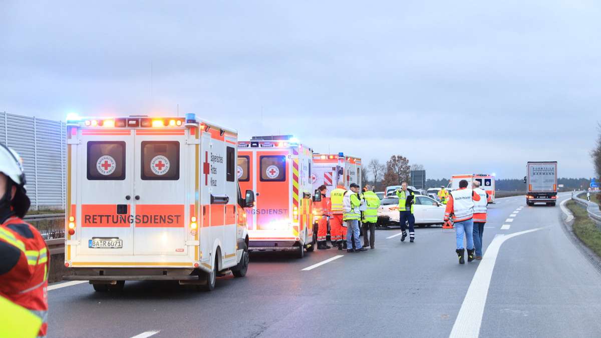 Länderspiegel: Massenunfall mit 17 Autos: 18 Menschen verletzt