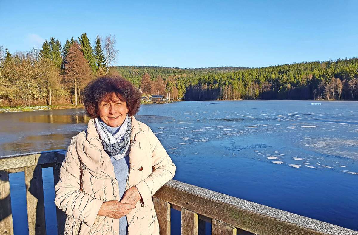 Eine Kräuterfrau der ersten Stunde: Erika Bauer an ihrem Lieblingsplatz, dem See in Nagel. Foto: /Peggy  Biczysko