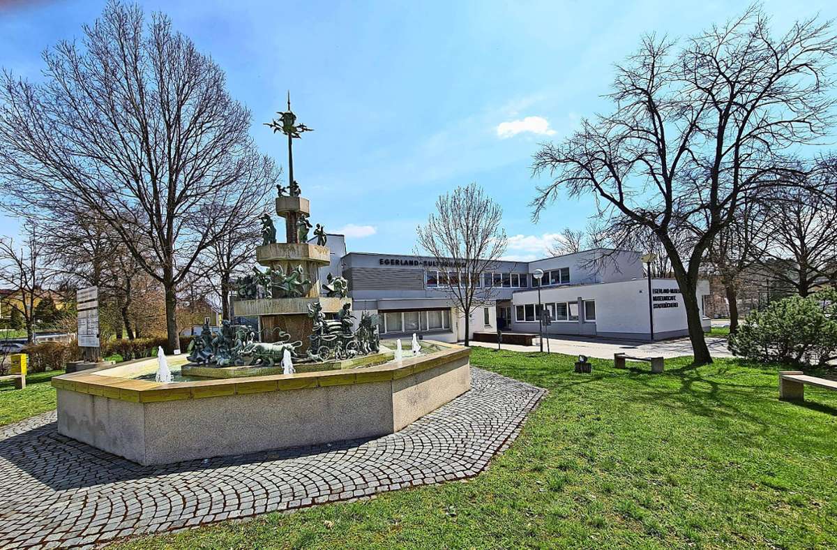 Das Egerland-Kulturhaus mit dem Egerlandbrunnen. Foto: Erich Wetzka