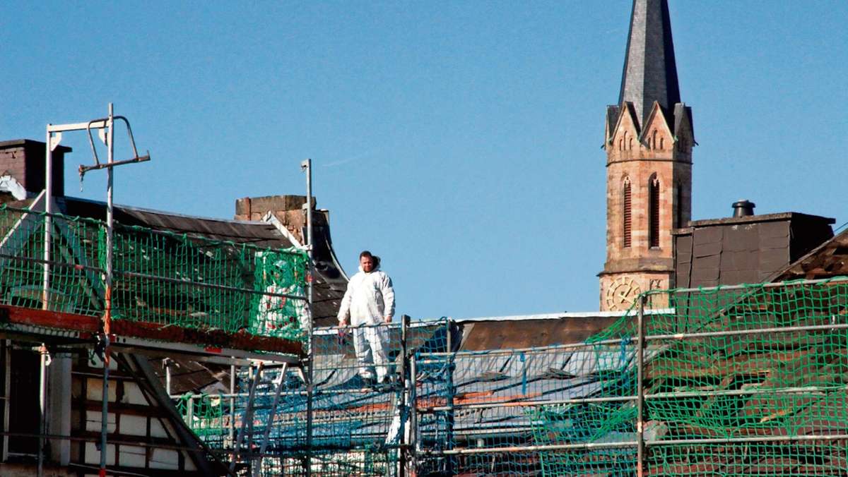 Münchberg: Arbeiter entsorgen Asbest-Material