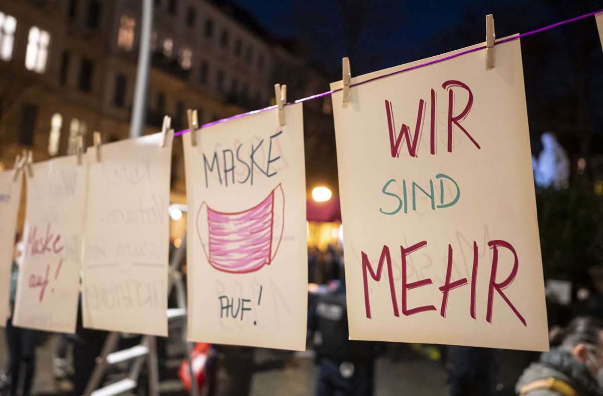 Archivbild aus Gelsenkirchen: Dort haben Menschen unter dem Motto „Maske auf“ demonstriert. Foto: picture alliance/dpa/Fabian Sommer