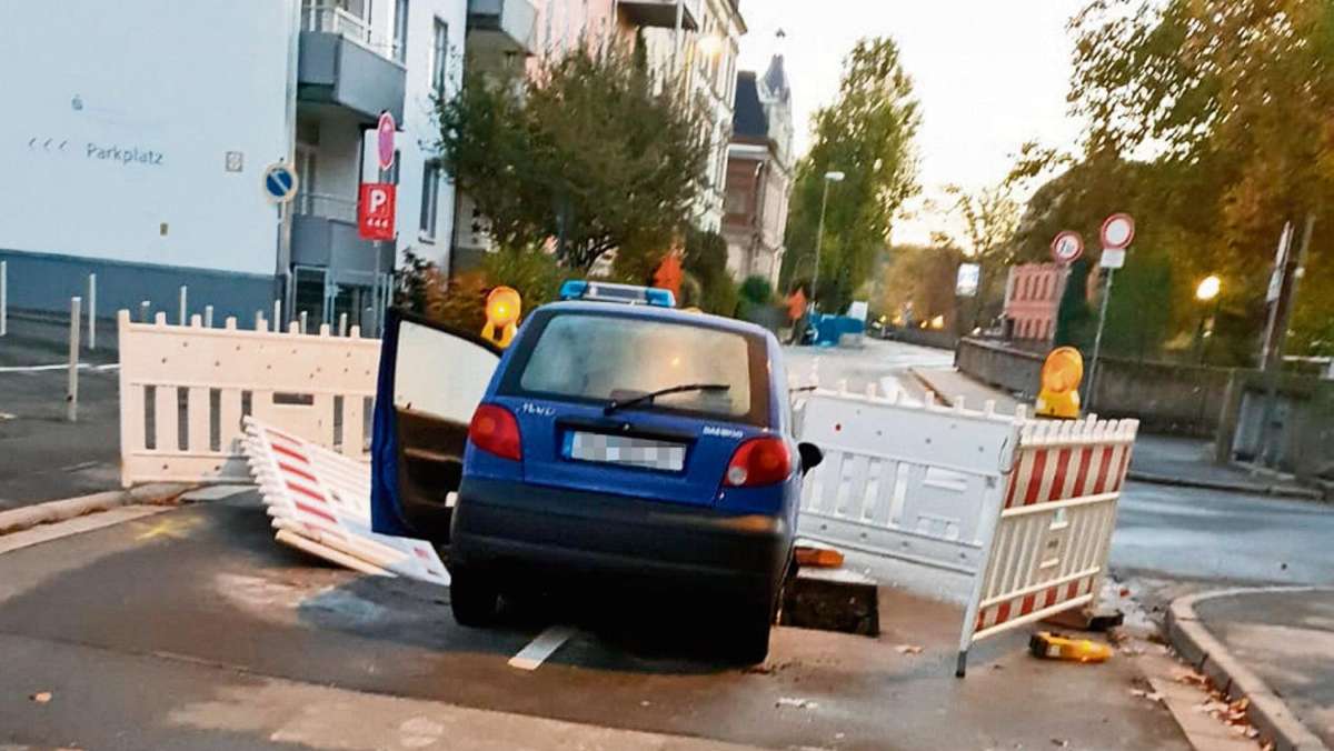 Kulmbach: Auto rutscht in Baugrube und bleibt hängen