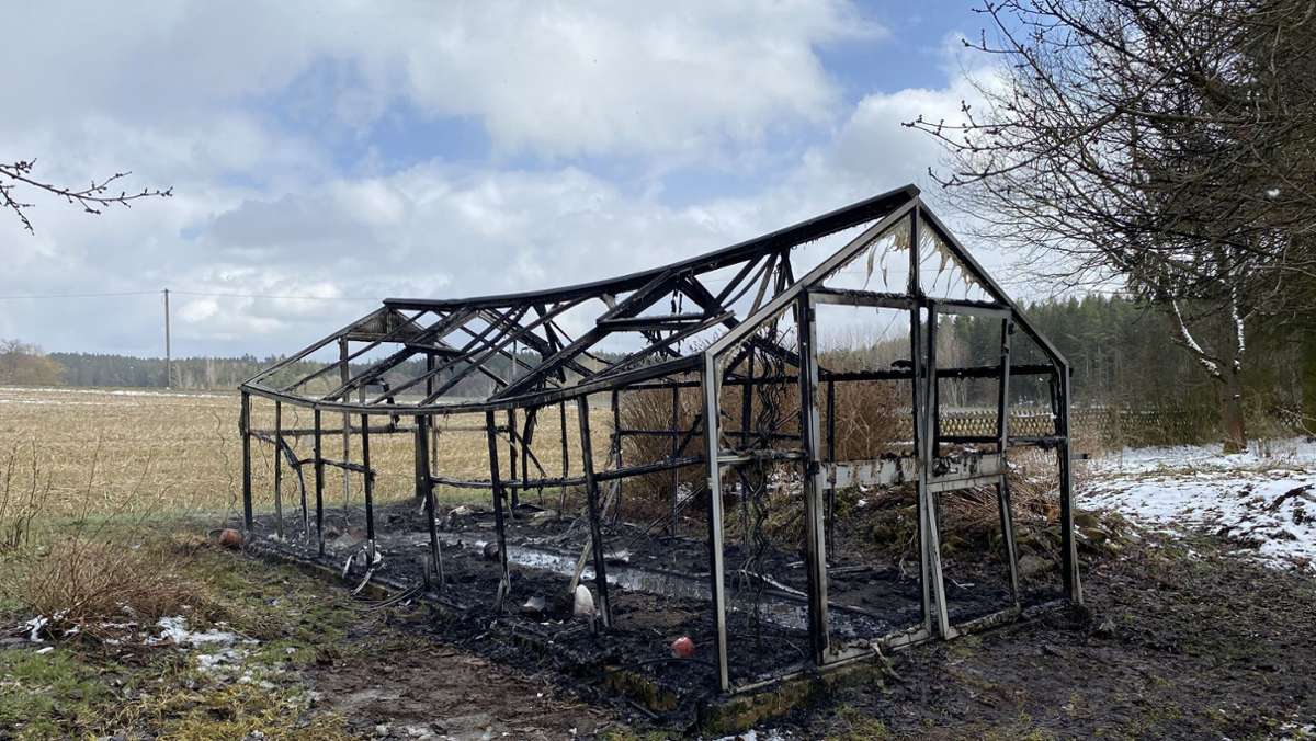 Selb: Kerzen umgefallen: Gartenhaus brennt ab