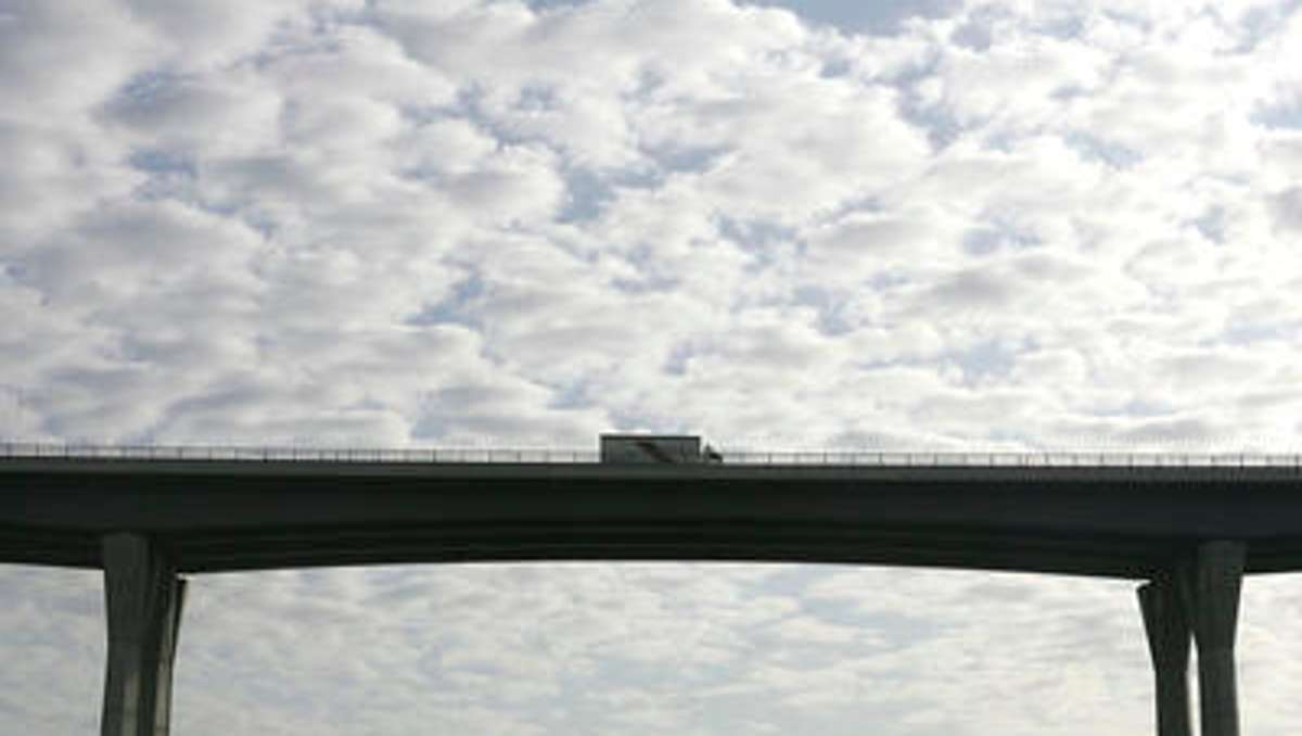 Länderspiegel: Lkw-Fahrer stürzt von Autobahnbrücke in den Tod
