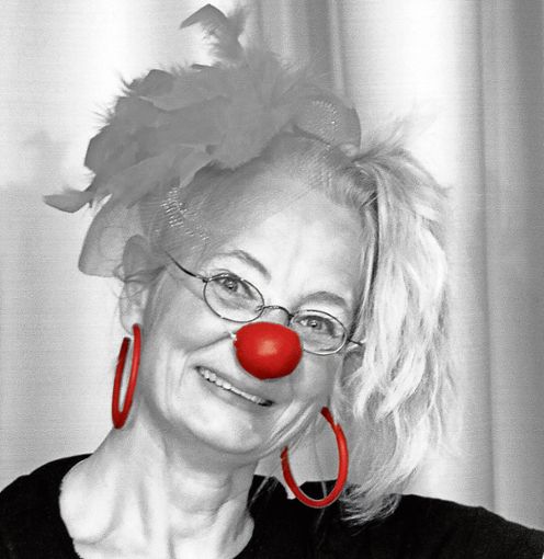 Ein Clown und eine Trauerfeier sind kein Widerspruch, findet die Psychologin Birgit Sauerschell aus Lichtenfels. Seit gut einem Jahr kann sie als "Kaala Knuffl" unter anderem für Beerdigungen und Trauerfeiern gebucht werden, sie kommt als Trauerrednerin oder als poetische Ergänzung zu der Feier, je nach Absprache mit den Verstorbenen zu Lebzeiten oder nach den Wünschen der Angehörigen. Foto: epd/privat Quelle: Unbekannt