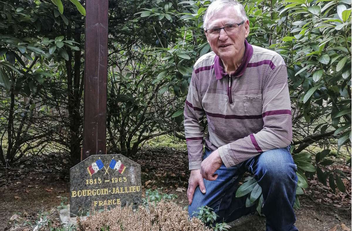 Peter Rausch dort, wo er seit 1969 so oft mit Schweiß auf der Stirn kniete und liebevoll Blumen pflanzte: am vorderen Franzosengrab bei Faßmannsreuth. Das andere liegt bei Ludwigsbrunn. Foto: /Gödde