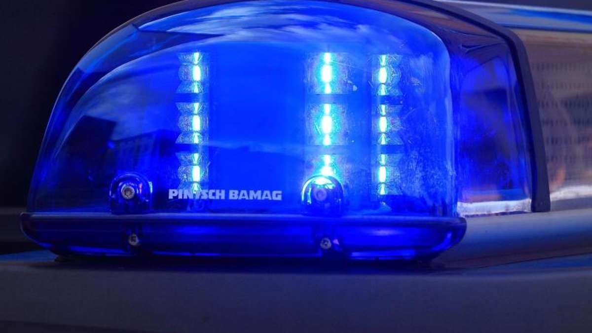 Hof: Unfallflucht: Polizei sucht blauen Sattelzug