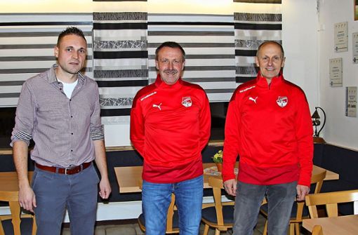 Der ATS-Vorsitzende Philip Hohberger (links) mit seinen beiden neuen Trainern: Foto:  