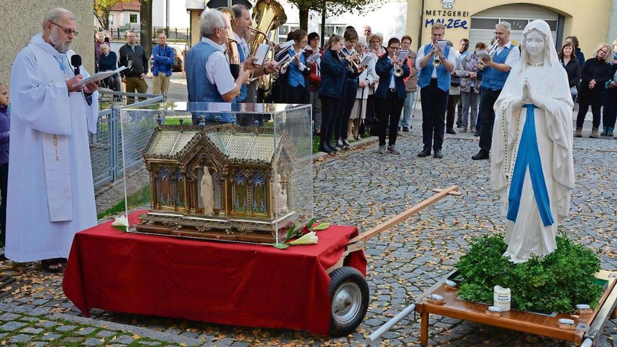 Konnersreuth: Bernadettes Reliquien machen Halt am Resl-Haus
