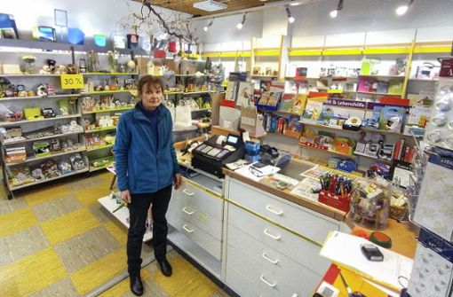 Martina Küster in ihrem Geschäft in der Leopoldstraße. Bis Ende Juni will sie ihr Warensortiment verkauft haben. Foto: Gerd Pöhlmann