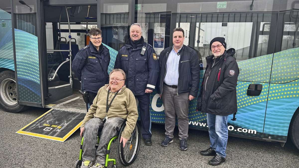 Barrierefreiheit in Hof: Rollstuhlfahrer testet Bushaltestellen