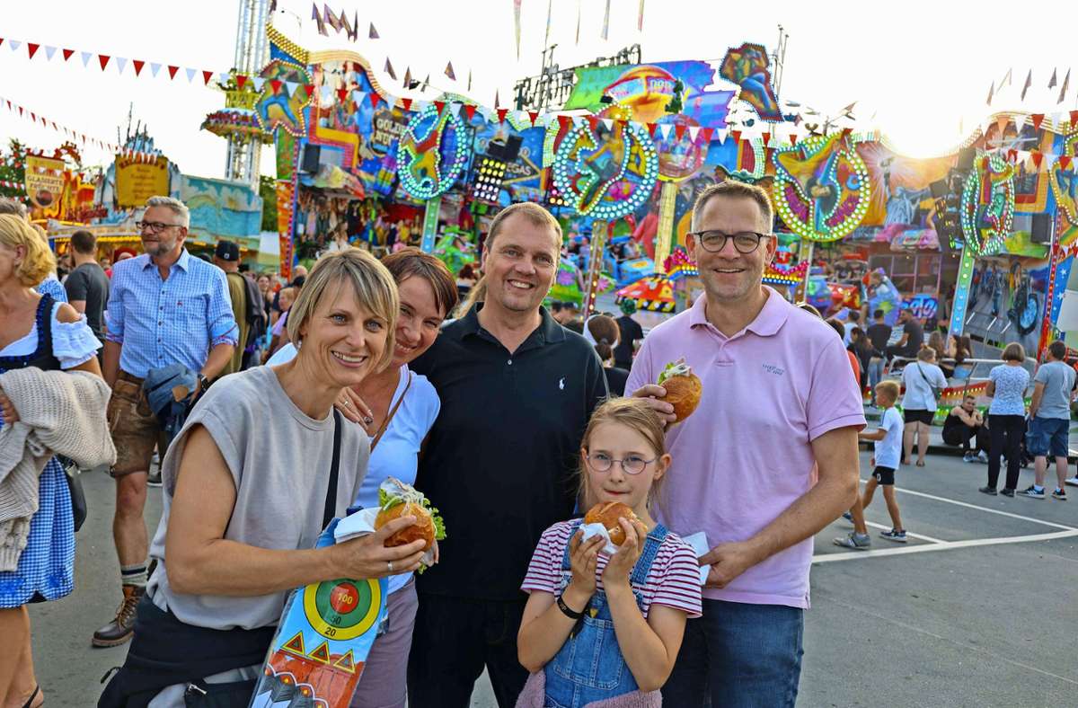 Tina, Lotta und Andreas Rau: Heute gibt’s Fischbrötchen auf dem Volksfest. Foto: /Frank Mertel