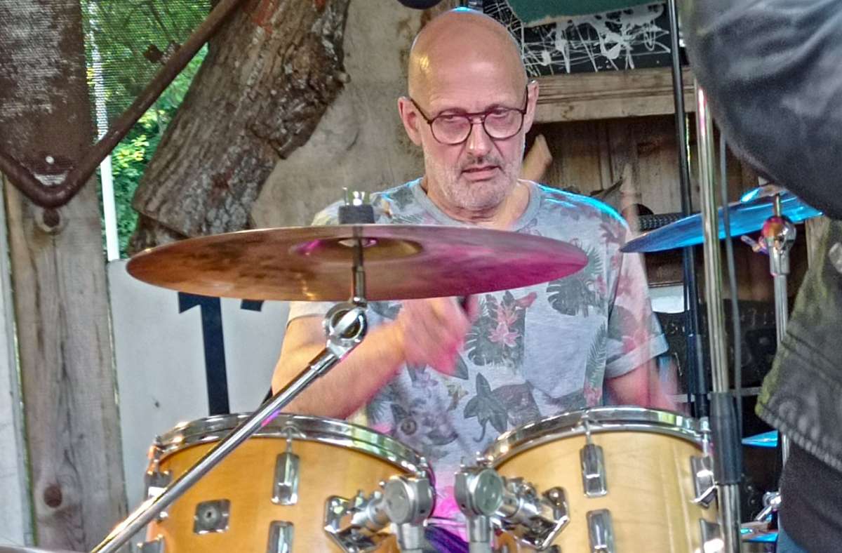Wolfgang Mages am Schlagzeug gibt auch bei den „Rockzibbeln“ den Takt vor