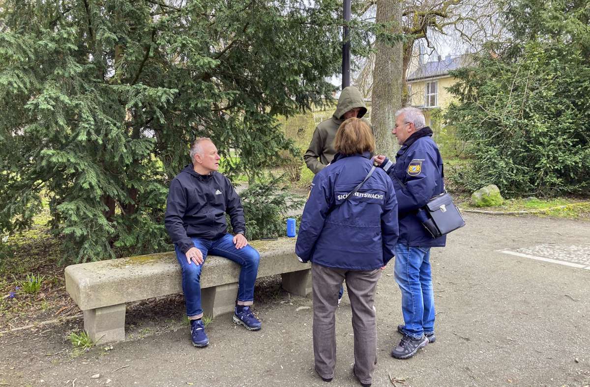 Training im  Park:  Eberhard Reichelt und Margit Geerling (rechts im Bild)  zusammen mit den beiden „Störern“ Markus Paul und Pierre Krtitschka. Foto: Polizei