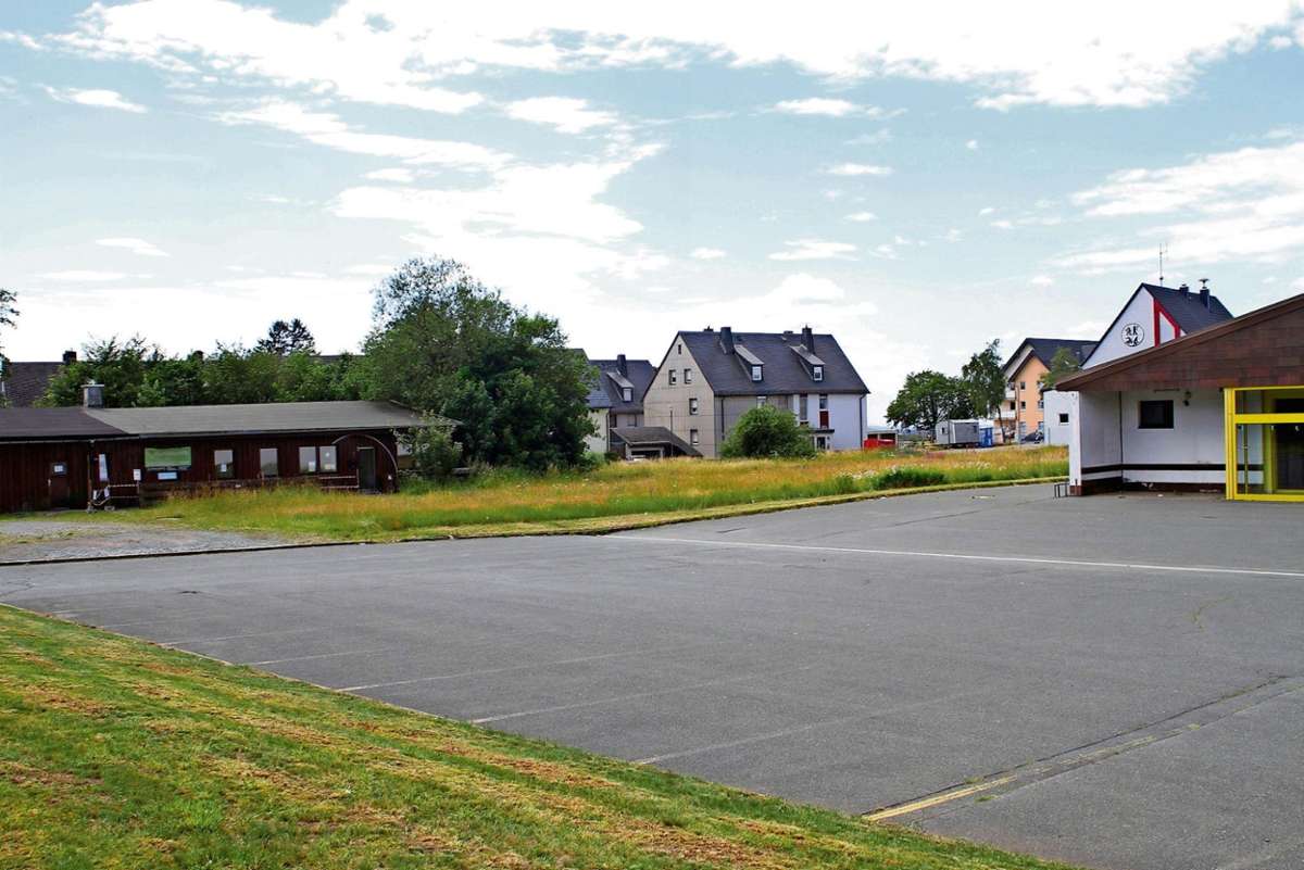 Die Stadt hat am Ortseingang von Schwarzenbach am Wald eine Fläche von knapp 13 000 Quadratmetern gekauft. Hier soll ein Projekt entstehen, das die Lebensqualität für die Bürger steigert. Foto: flo