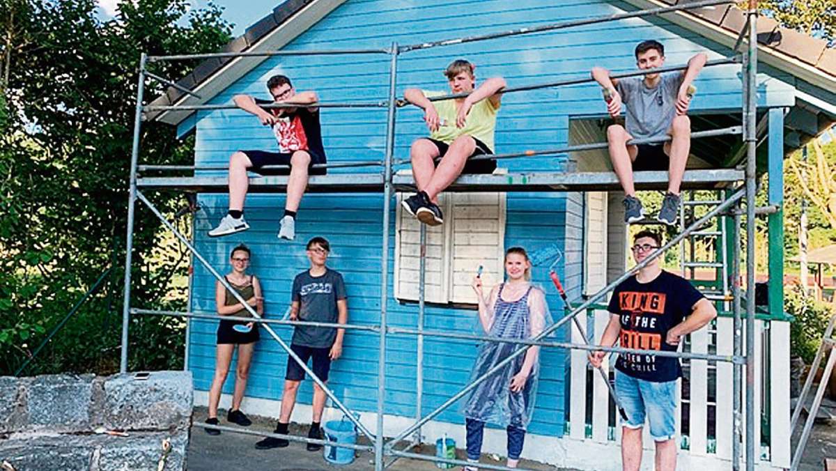 Stammbach: Jugendliche streichen ihre Hütte himmelblau