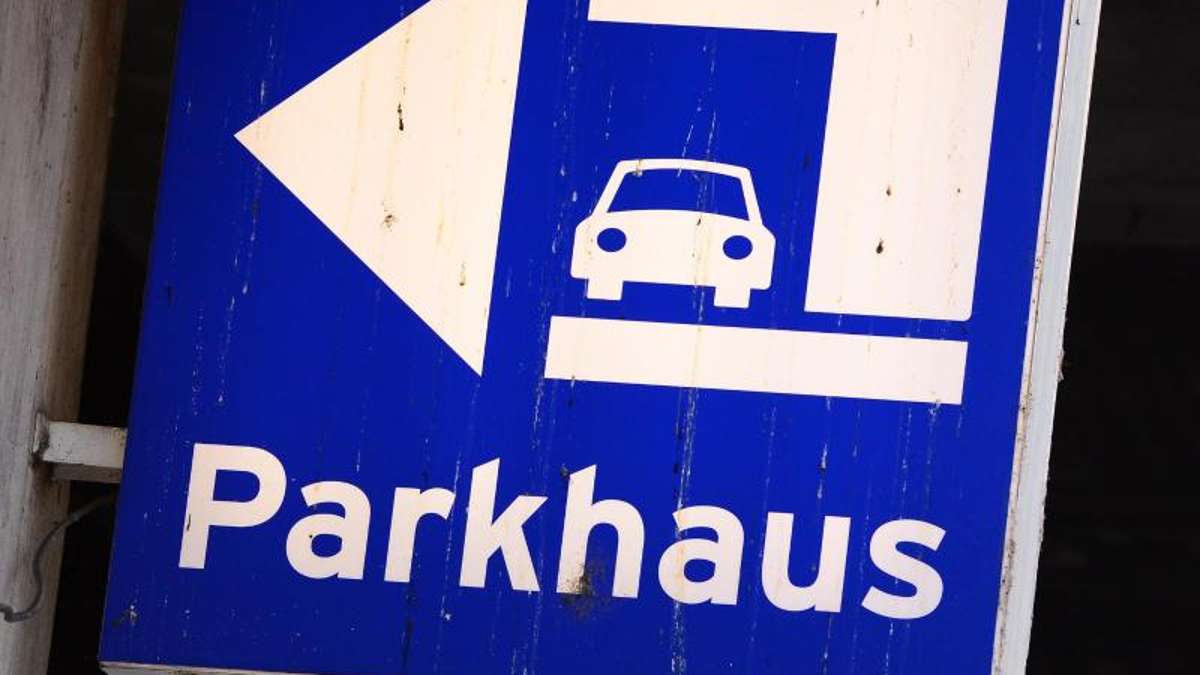 Marktredwitz: Lkw zu groß: Mann beschädigt Parkhaus in Marktredwitz