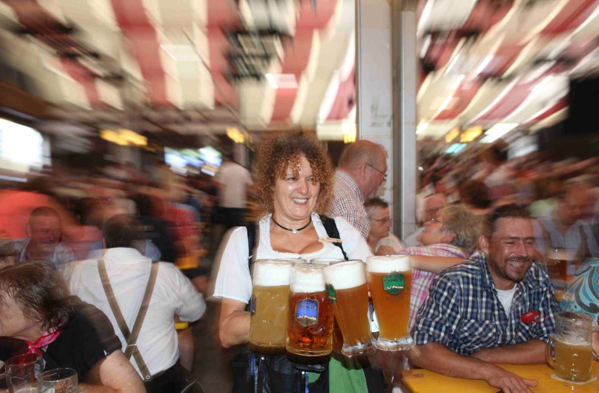Eine Maß Bier kostet in diesem Jahr auf der Kulmbacher Bierwoche 9,80 Euro. Nicht das einzige, was derzeit deutlich teurer geworden ist. Foto: Thomas Neumann