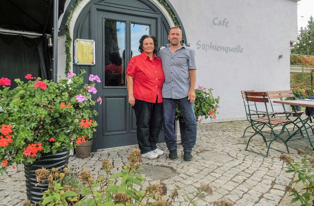 Hans-Jürgen und Susanne Kleinlein vor ihrem „Cafe Sophienquelle“ in der komplett umgebauten Grünauer Mühle.