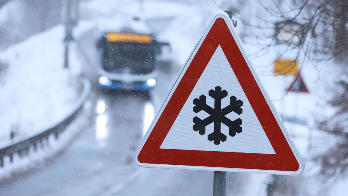 Viele Unfälle: Erster Schnee trifft auf Freitagsverkehr