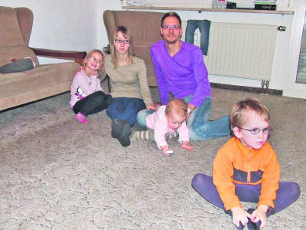 Die Müllers haben nach dem Brand ein vorläufiges neues Zuhause gefunden: Jörg und Kathleen mit ihren Töchtern Josephine-Thalia, Joey und vorne Michelle-Julie. Foto:  