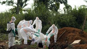 Ebola-Helfer verlangen mehr Impfstoff und mehr Geld