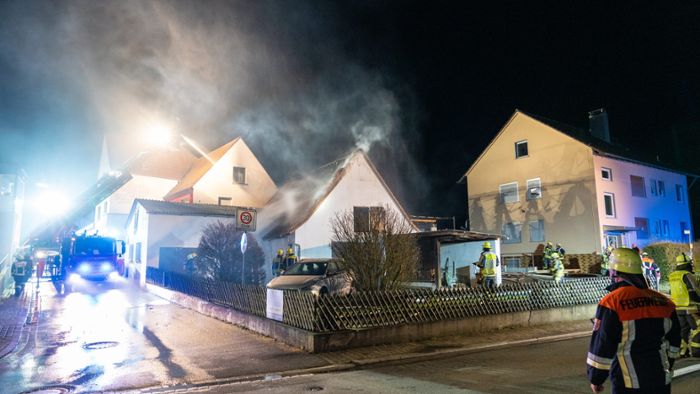 Oberfranken : Dachstuhl fängt Feuer