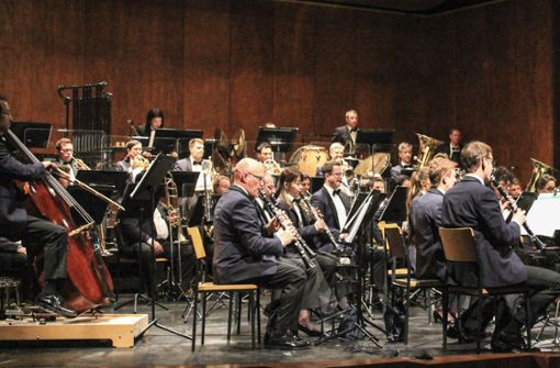 Das Polizeiorchester Bayern mit seinem Leiter Johann Mösenbichler überzeugte auf ganzer Linie  beim Benefiz-Konzert im Rosenthal-Theater. Foto: /Jürgen Henkel