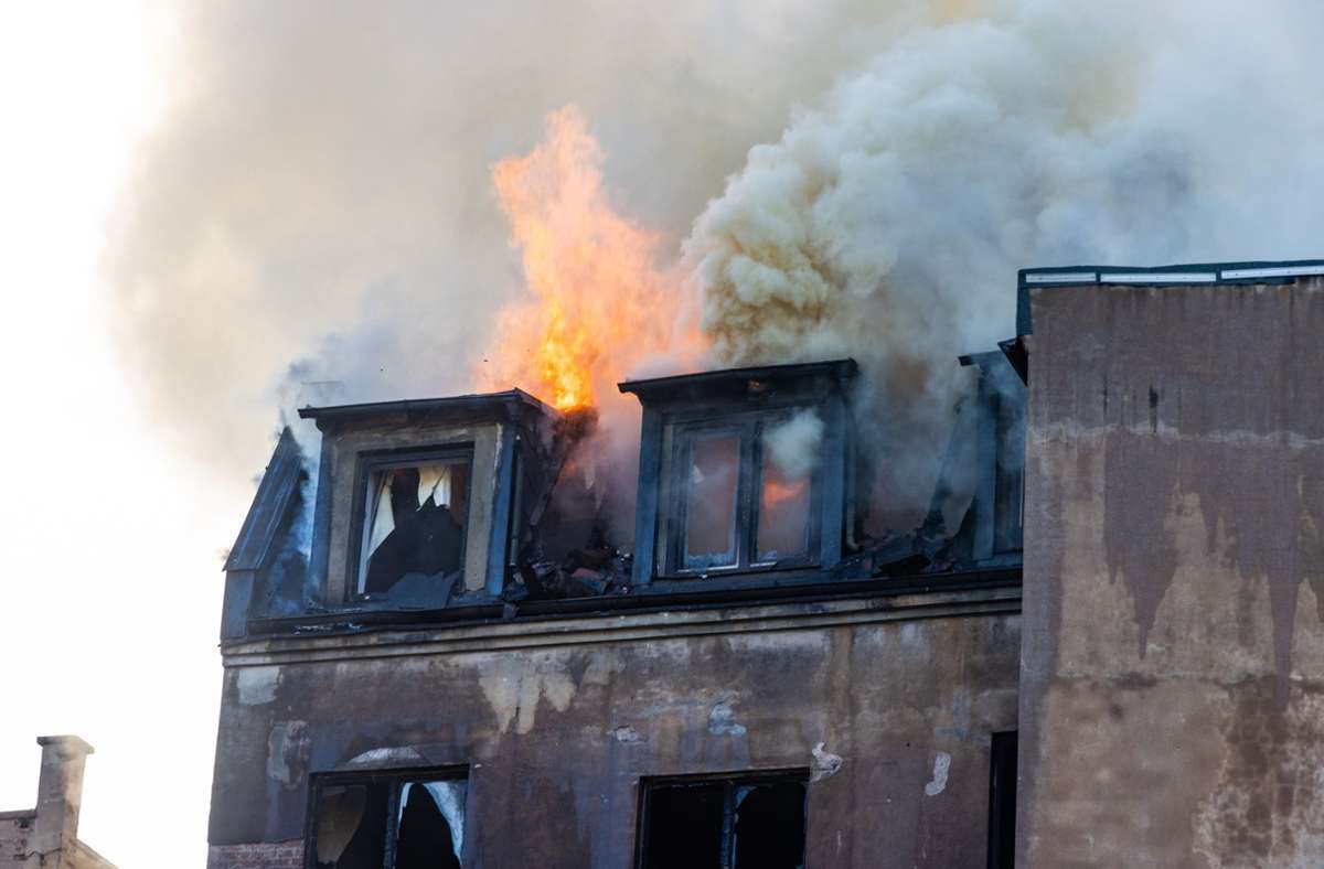 Kritische Situation: Als der Dachstuhl einstürzte, schlugen die Flammen meterhoch aus dem Gebäude. Foto: News 5/Merzbach