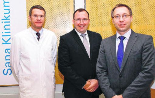Zugang: Der neue Chefarzt für Allgemeinchirurgie Professor Dr. Christian Graeb (rechts) mit (von links) dem ärztlicher Direktor Professor Dr. Matthias Schürmann und Geschäftsführer Dr. Boris Rapp. Foto:  