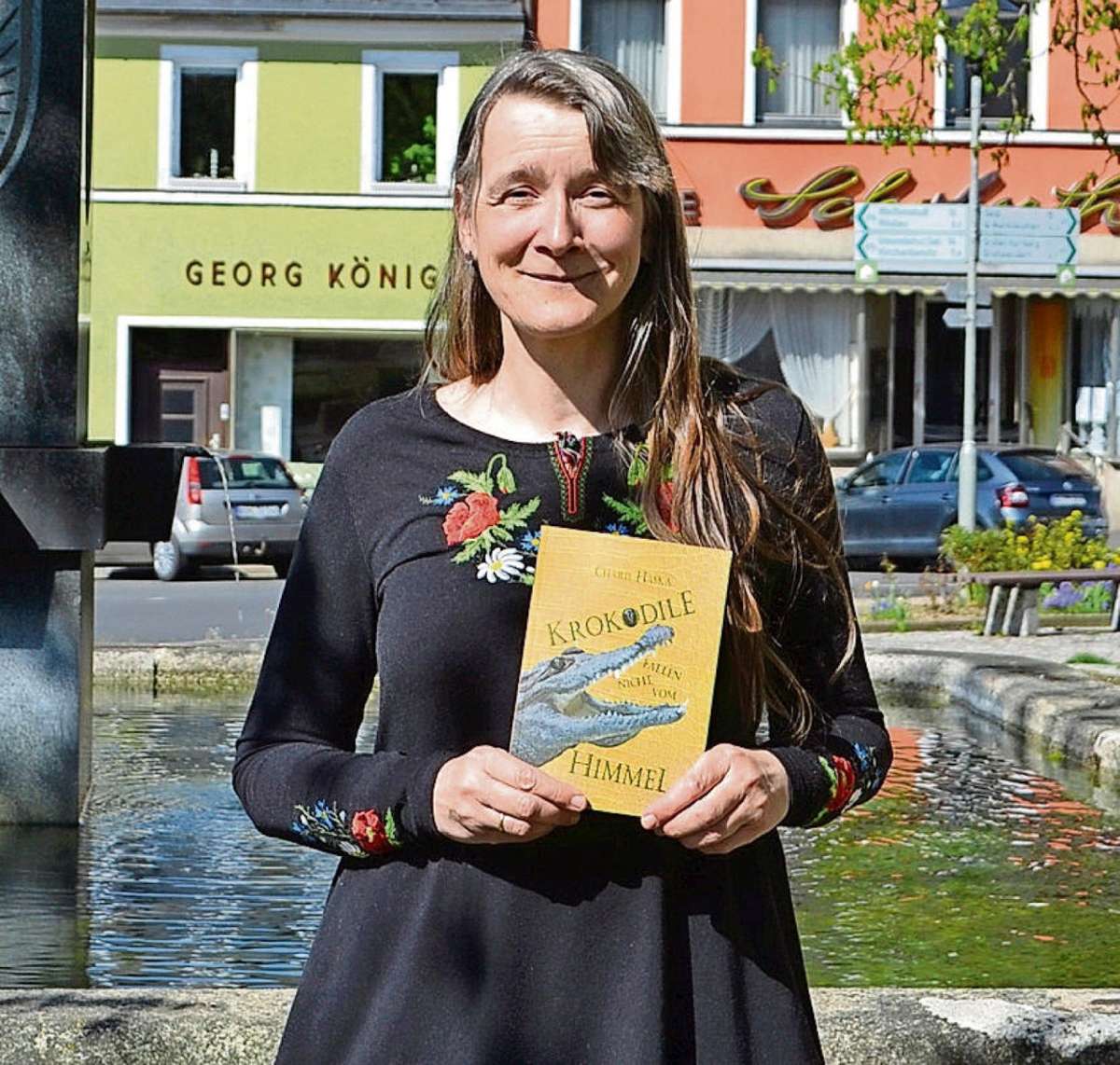 Charis Haska präsentiert ihr Buch vor der Kirche in Marktleuthen. Foto: sim