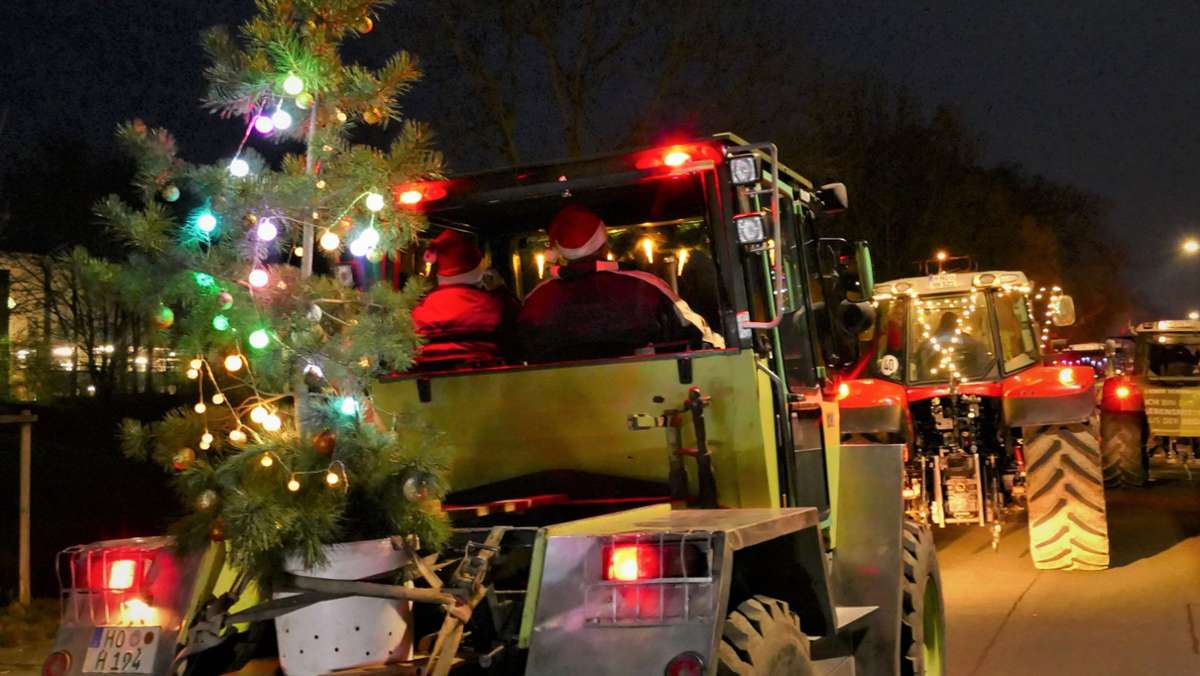 #einfunkenhoffnung in Hof: Weihnachts-Traktoren fahren durch Hof