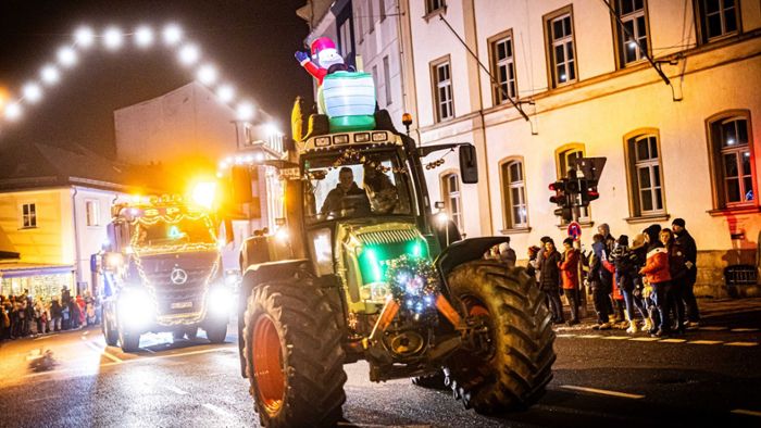 Bildergalerie: Traktorumzug durch Hof