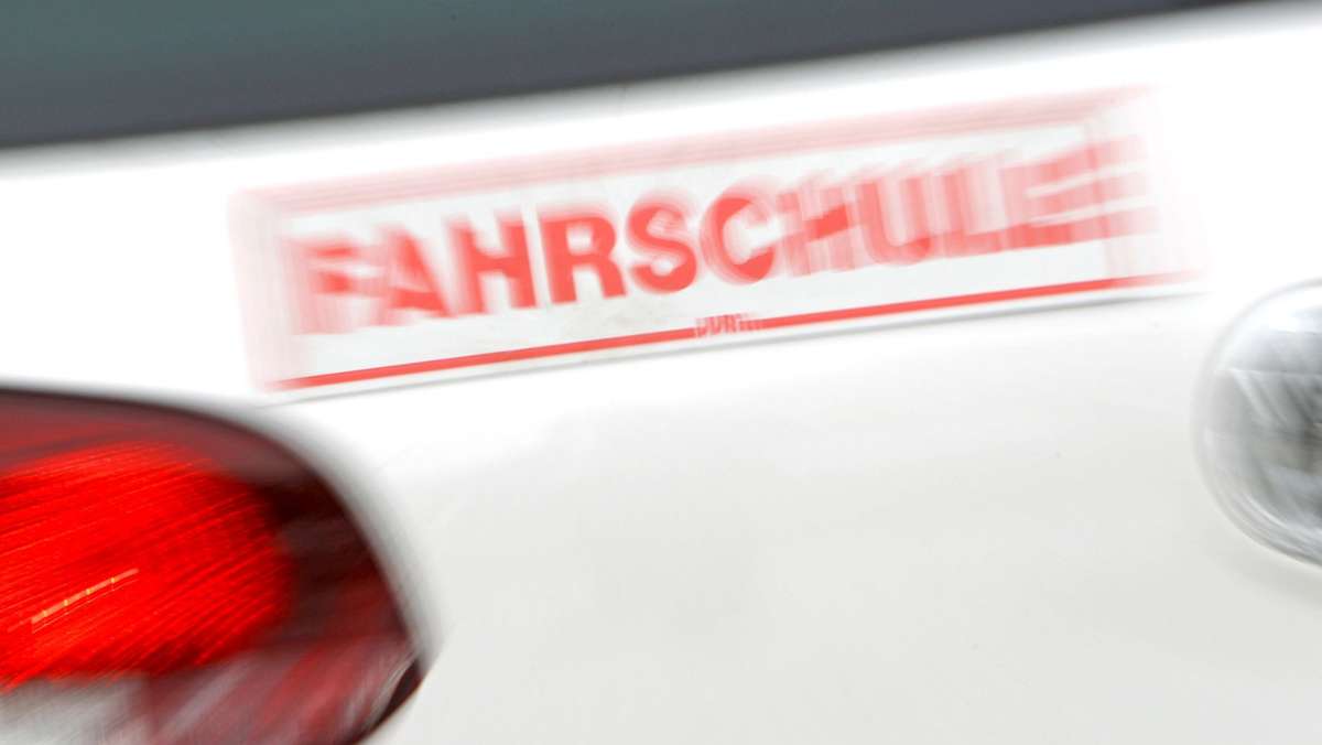 Schweiz: Junger Autofahrer muss Führerschein am Prüfungstag  abgeben